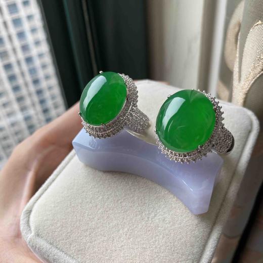 冰糯鸵鸟蛋苹果绿两颗打灯一颗两毫米细细冰纹无裂非常饱满两颗280万