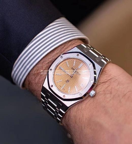 XF重磅新品：皇家橡树15202 超薄“香槟金”限量发售 市场独家 1，机芯功能：机芯调历功能与正品一致。 2，表壳厚度：8.5mm 3，表针针轴：针轴大小和正品完全一样。 商品图3