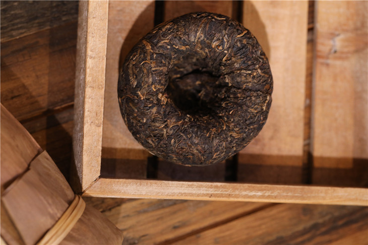 澜沧古茶2009年岩冷青沱普洱茶生茶古树料200g