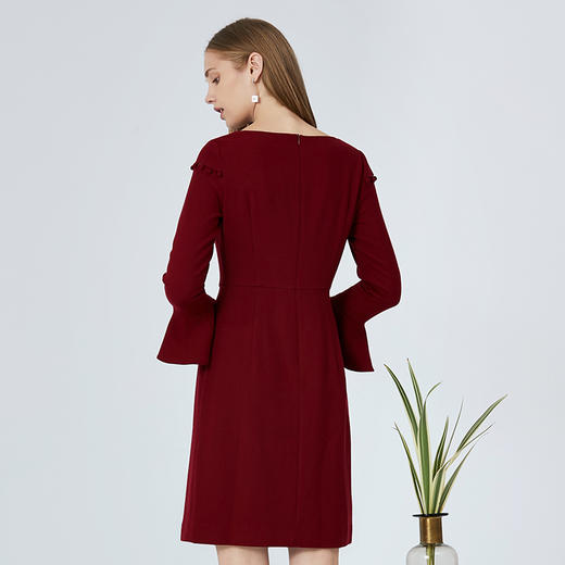 EITIE爱特爱女装秋新品优雅一字肩时尚喇叭袖收腰显瘦连衣裙5807569 商品图6