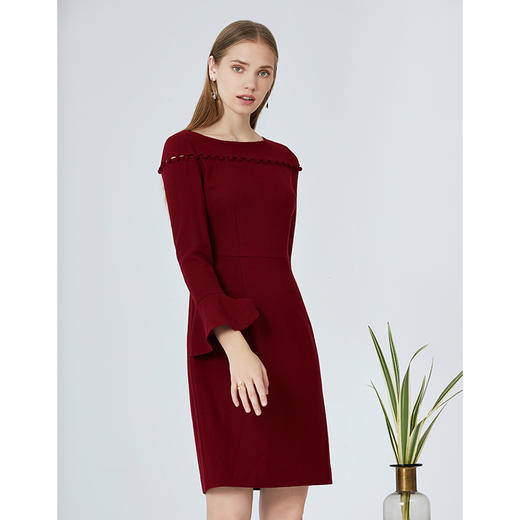 EITIE爱特爱女装秋新品优雅一字肩时尚喇叭袖收腰显瘦连衣裙5807569 商品图4