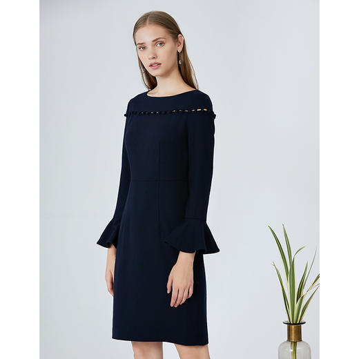 EITIE爱特爱女装秋新品优雅一字肩时尚喇叭袖收腰显瘦连衣裙5807569 商品图9