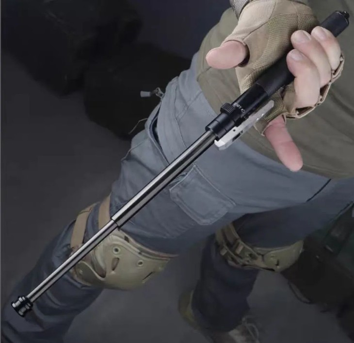 多功能合金钢伸缩棍自动弹簧甩棍有备无患出行防身无忧虑