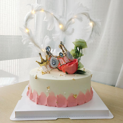 皇冠鲜花爱心羽毛蛋糕