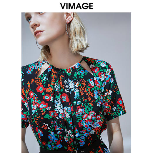 VIMAGE纬漫纪秋季新款镂空挂脖圆领复古印花收腰连衣裙女显瘦V1407008 商品图0