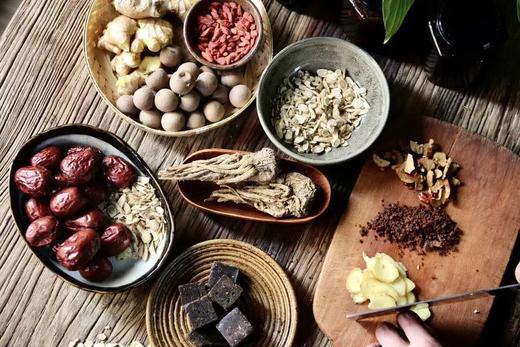 甄选每一道好料，姜枣膏纯手工熬制，甄选云南头道老黑糖 农场自产窖藏的老姜 中宁无硫枸杞 福建莆田龙眼肉，男女都可以喝 520g/瓶 商品图11