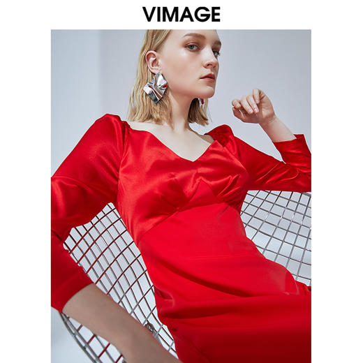 VIMAGE纬漫纪秋款时尚性大V领复古泡泡袖修身礼服连衣裙V1477005 商品图0