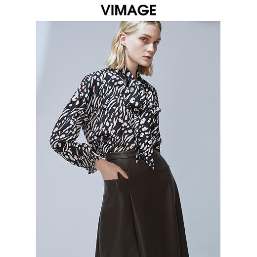 VIMAGE纬漫纪秋款时尚复古高领系带泡泡袖印花衬衫女上衣V1413009 商品图2