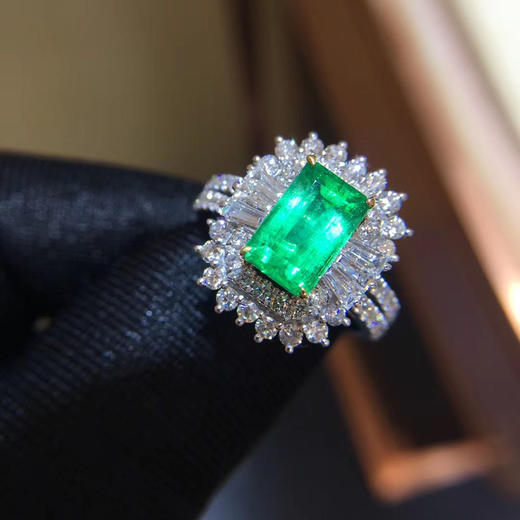 祖母绿戒指n主石159ct钻石11ct18k材质颜色翠绿晶体干净通透切工火彩