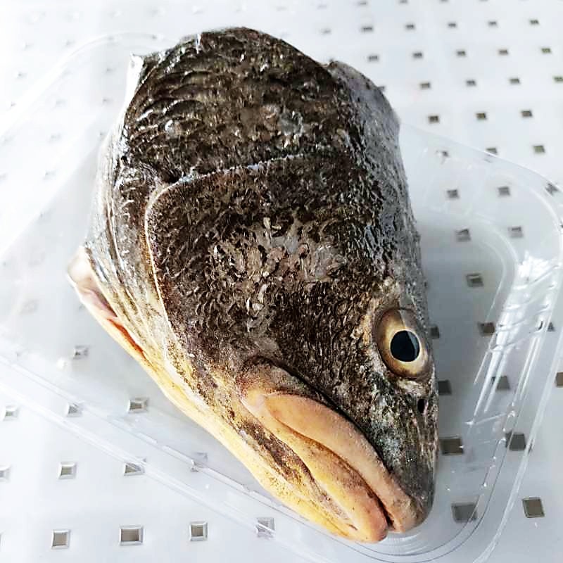 鳘鱼头赤嘴鳘鱼是深海鱼中的上品营养丰富鱼头杀好洗净切块每份净重约