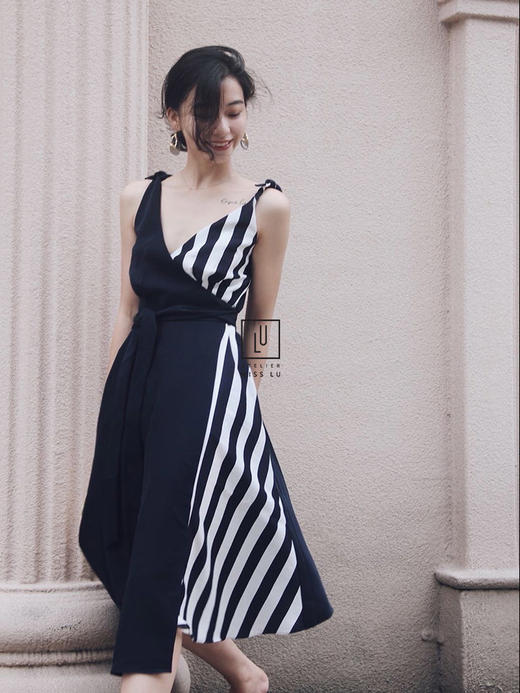 AtelierMissLu-「肩头小雀跃」藏青条纹蝴蝶结裹身裙-0000633 商品图3