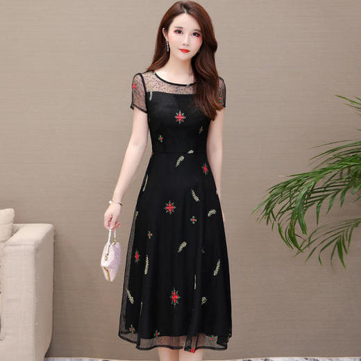 YW-KED9608 修身显瘦，气质减龄绣花连衣裙 商品图2