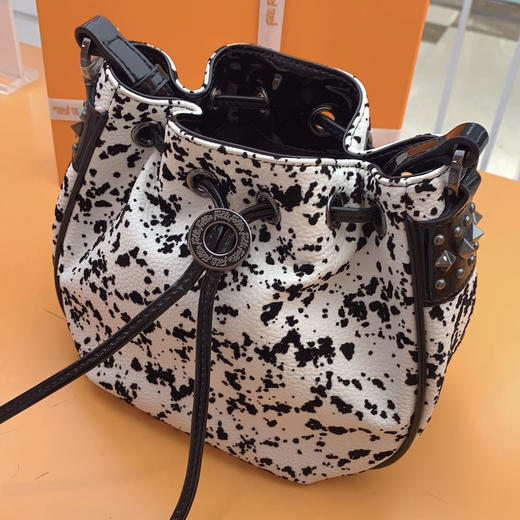 芙丽芙丽/folli follie 抽绳斜挎包黑白斑点印花