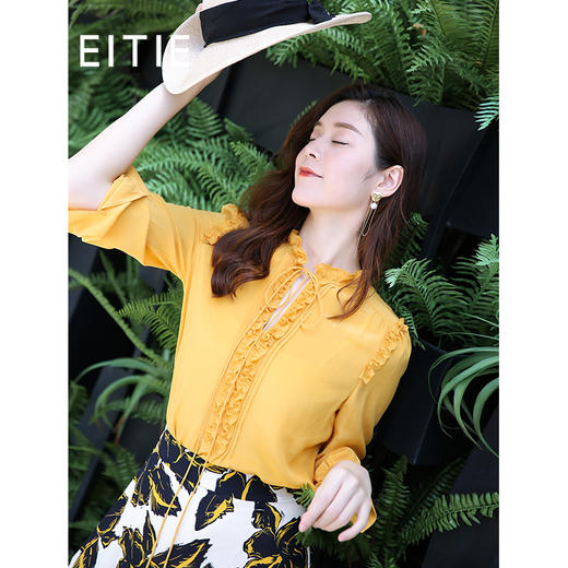 EITIE爱特爱春季新款洋气复古木耳边V领系带显瘦长袖女上衣6313009 商品图1