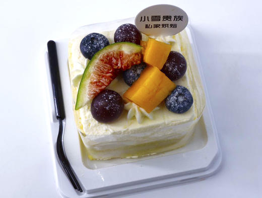 方形奶油小蛋糕装饰以应季水果随机装饰