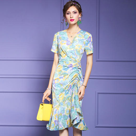 FMY-F20XL32991夏装洋气减龄V领修身褶皱鱼尾印花连衣裙 商品图0