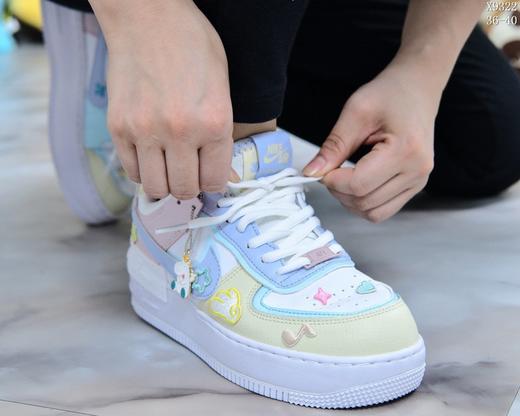 Air Force 1 Shadow 拼接马卡龙 奶油拼色 小菊花侧身 采用叠加的形式呈现，同时后跟也将标志性 “AIR” 字样叠加搭配丰富色彩仙女配色推荐上脚 年初最火爆系列款式 商品图1