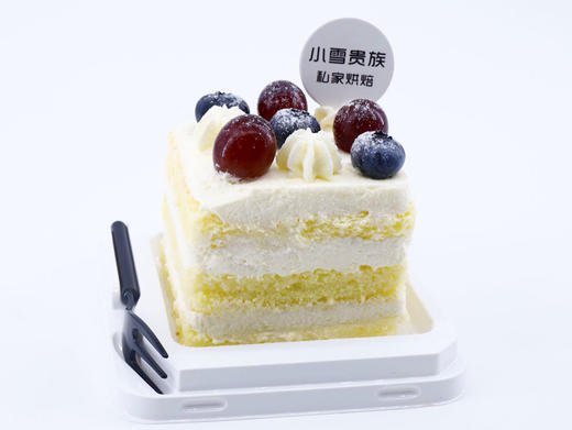 方形奶油小蛋糕装饰以应季水果随机装饰