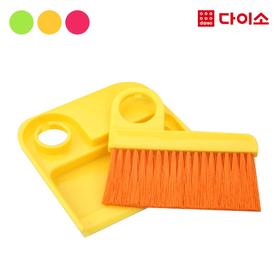 [Daiso!] Mini Desk Broom Set (Medium)-990984766 书桌扫把套装JPY带授权招加盟代理