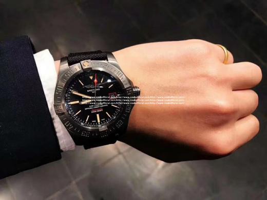 『瑞士进口机芯』细节满分💯，300m防水，原单百年灵经典复仇者系列，它有个响亮的名字：黑鸟侦察机，表盘尺寸44mm，最吸引人的当属它的外壳，深枪色的壳套镀层采用真空离子电镀技术，也就是用高压把颜色 商品图12