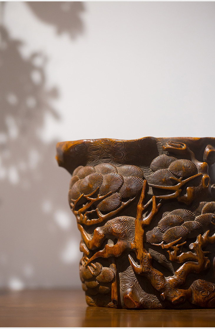 清代竹雕随形松树纹笔筒