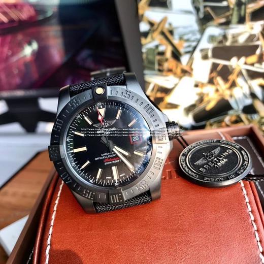 『瑞士进口机芯』细节满分💯，300m防水，原单百年灵经典复仇者系列，它有个响亮的名字：黑鸟侦察机，表盘尺寸44mm，最吸引人的当属它的外壳，深枪色的壳套镀层采用真空离子电镀技术，也就是用高压把颜色 商品图9