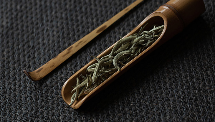 茶香记困鹿山银针2020年花蜜香毫香清甜耐泡云南白茶