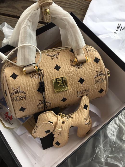 mcm枕头包 斜挎 手提包枕头经典款式 配戴小狗挂件.百年不过时
