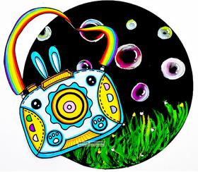 《好玩的泡泡机》你能描述出来吗？通过参考图片素材，设计出泡泡机的外形，并用水彩为它涂上美丽的颜色。