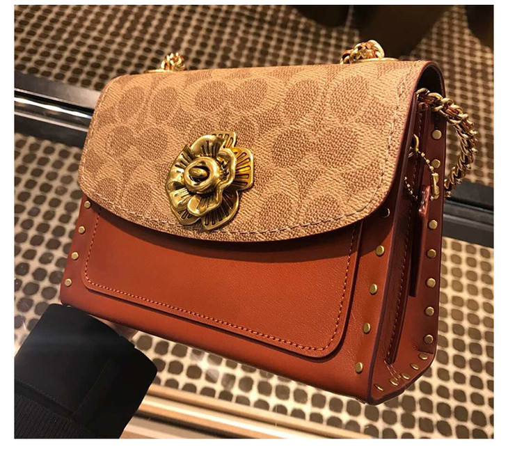 coach蔻驰女士专柜款棕色经典标志涂层帆布配皮铆钉山茶花parker18单