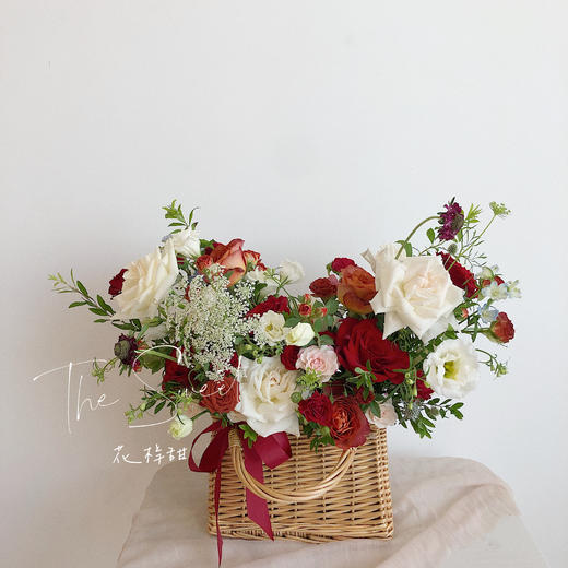 花艺 馨悦红色蕾丝T型手提花篮 商品图0