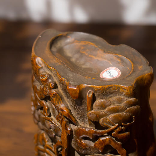 清代竹雕随形松树纹笔筒