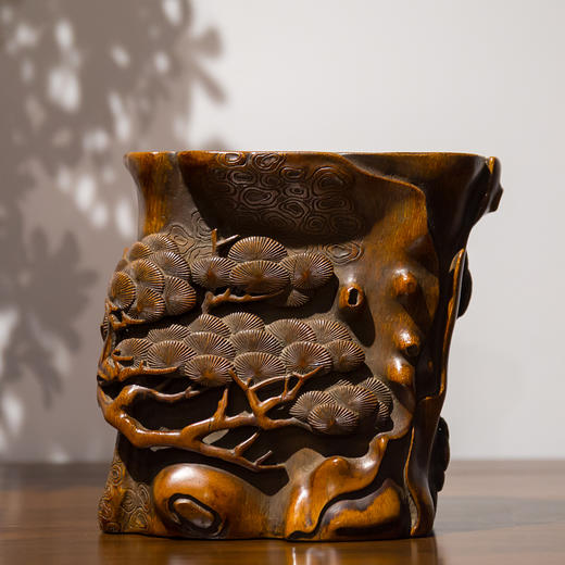 清代竹雕随形松树纹笔筒