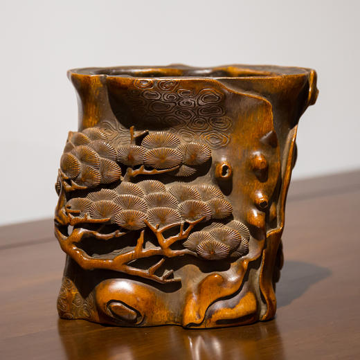 清代竹雕随形松树纹笔筒