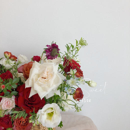 花艺 馨悦红色蕾丝T型手提花篮 商品图2