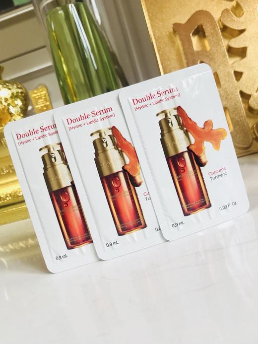 正装30ml售价695 让皮肤发光的精华！Clarins娇韵诗双萃赋活修护精华露小样0.9ml片装 保湿紧致抗老抗氧化/改善红血丝 熬夜脸必备 敏感肌/孕妇可用 拍10片减20只要98 拍20片还包邮 商品图6