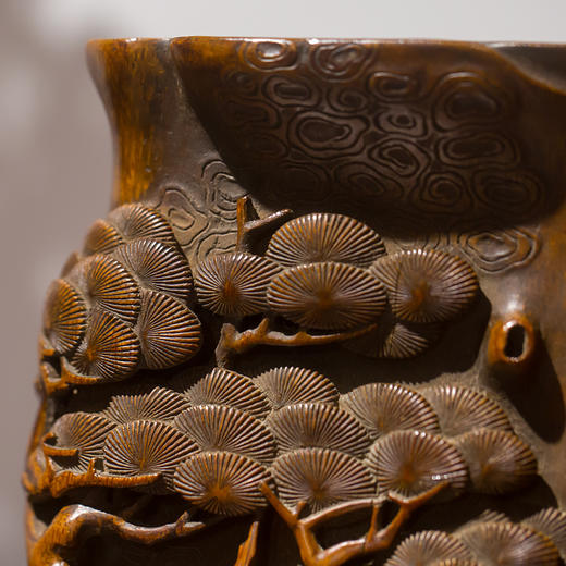 清代竹雕随形松树纹笔筒