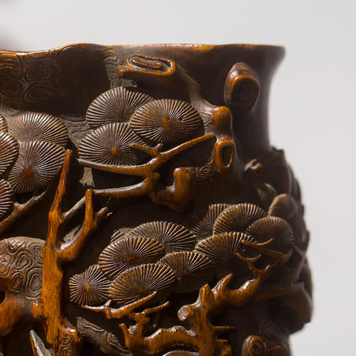 清代竹雕随形松树纹笔筒