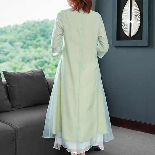 DEO-2GC20130新款妈妈装刺绣连衣裙 商品图2