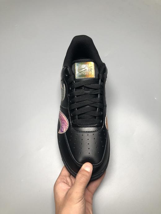 Nike Air Force 1 Low 5D 炫彩勾 空军一号低帮百搭休闲运动板鞋。柔软、弹性十足的缓震性能和出色的中底设计，横跨复古与现代的外型结合，造就出风靡全球三十多年的Force 1 商品图3