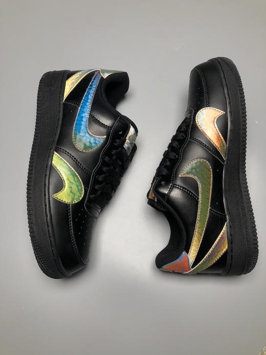 Nike Air Force 1 Low 5D 炫彩勾 空军一号低帮百搭休闲运动板鞋。柔软、弹性十足的缓震性能和出色的中底设计，横跨复古与现代的外型结合，造就出风靡全球三十多年的Force 1 商品图2