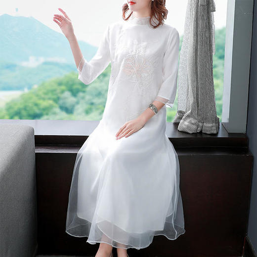 DEO-2GC20130新款妈妈装刺绣连衣裙 商品图1