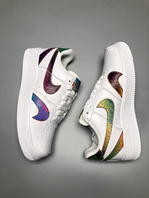 Nike Air Force 1 Low 5D 炫彩勾 空军一号低帮百搭休闲运动板鞋。柔软、弹性十足的缓震性能和出色的中底设计，横跨复古与现代的外型结合，造就出风靡全球三十多年的Force 1 商品图0