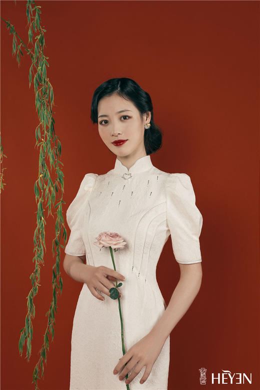 荷言HEYEN 作芳尘 【明星同款】 白色真丝提花冠乐绉面料+时尚泡泡袖+手工如意盘扣+花瓣设计领口+搭配施华洛世奇烫钻 商品图8