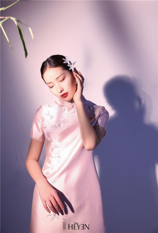 荷言HEYEN 芙蓉帐暖 光感真丝丝毛缎+蕾丝贴片叠加桃花刺绣+手工钉珠旗袍 商品图0