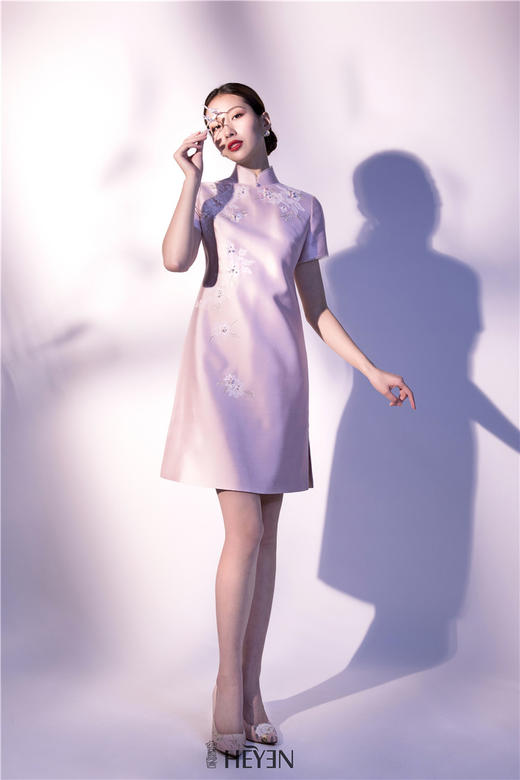荷言HEYEN 芙蓉帐暖 光感真丝丝毛缎+蕾丝贴片叠加桃花刺绣+手工钉珠旗袍 商品图2