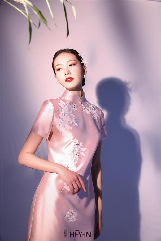 荷言HEYEN 芙蓉帐暖 光感真丝丝毛缎+蕾丝贴片叠加桃花刺绣+手工钉珠旗袍 商品图1