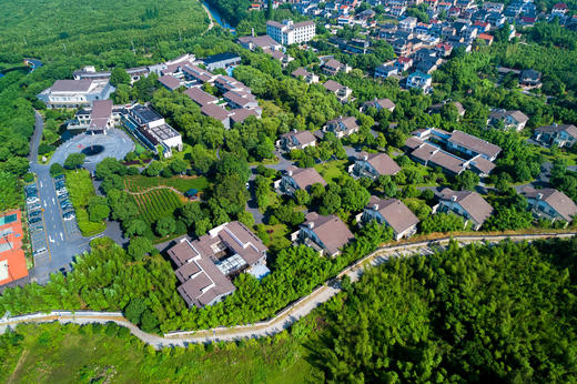 ★周末不加价★ ¥598起/2间夜，【杭州陆羽君澜度假酒店】享标准房+早餐！探寻茶圣研茶之道 坐拥10000㎡园林度假酒店！另有¥399起单晚径山寺祈福套餐可选~有效期至2025年12月30日 商品图0