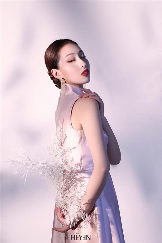 荷言HEYEN 咏弦月【明星同款】 光感真丝丝毛缎+施华洛世奇烫钻+精工桃花手绣+蕾丝定位贴片手工旗袍 商品图1