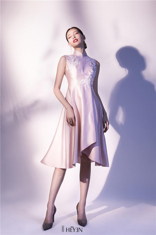 荷言HEYEN 咏弦月【明星同款】 光感真丝丝毛缎+施华洛世奇烫钻+精工桃花手绣+蕾丝定位贴片手工旗袍 商品图2